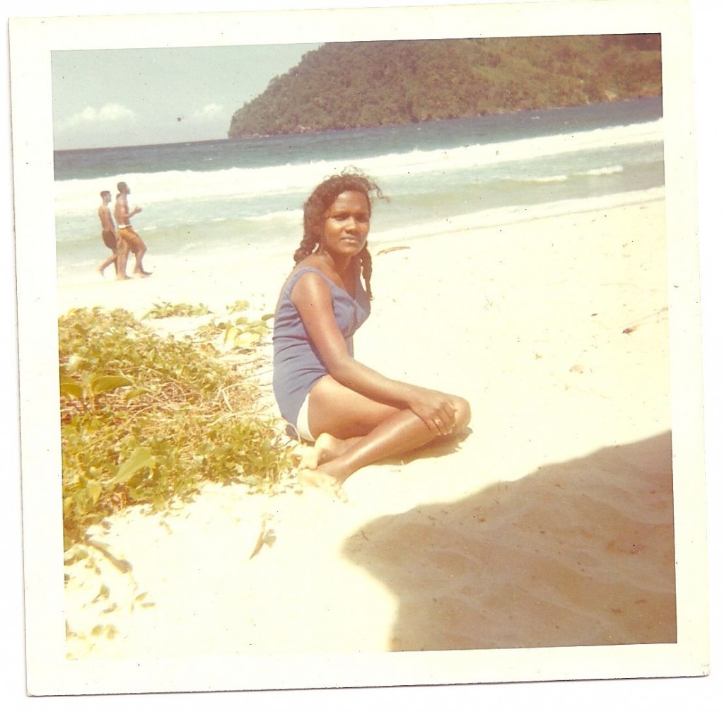 young_mom_beach young_mom_beach